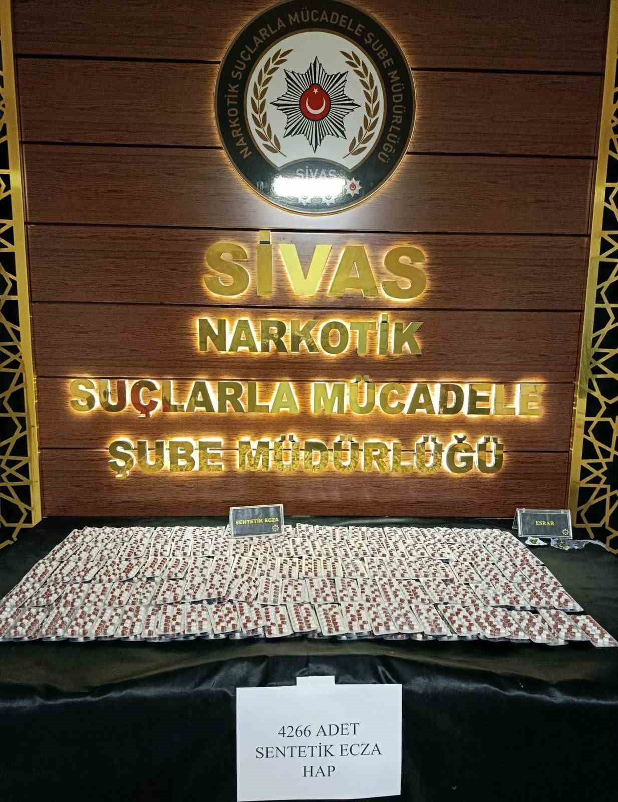 Sivas&rsquo;ta binlerce uyuşturucu hap ele ge&ccedil;irildi, 2 ş&uuml;pheli tutuklandı
