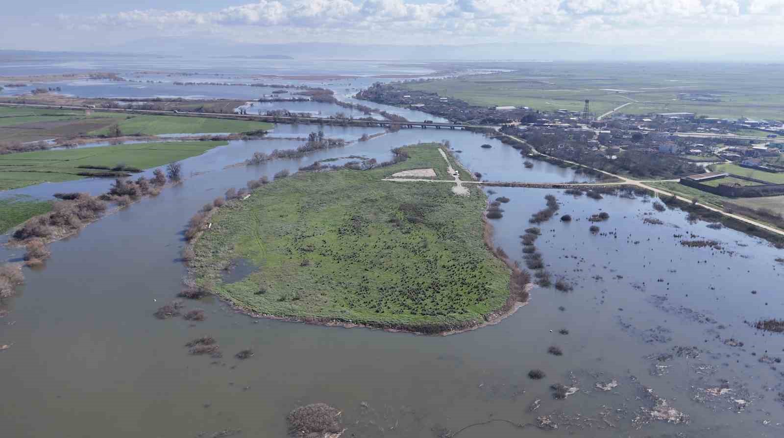 Bursa&rsquo;da yağışlar g&ouml;l seviyesini y&uuml;kseltince evlerin bah&ccedil;eleri sular altında kaldı
