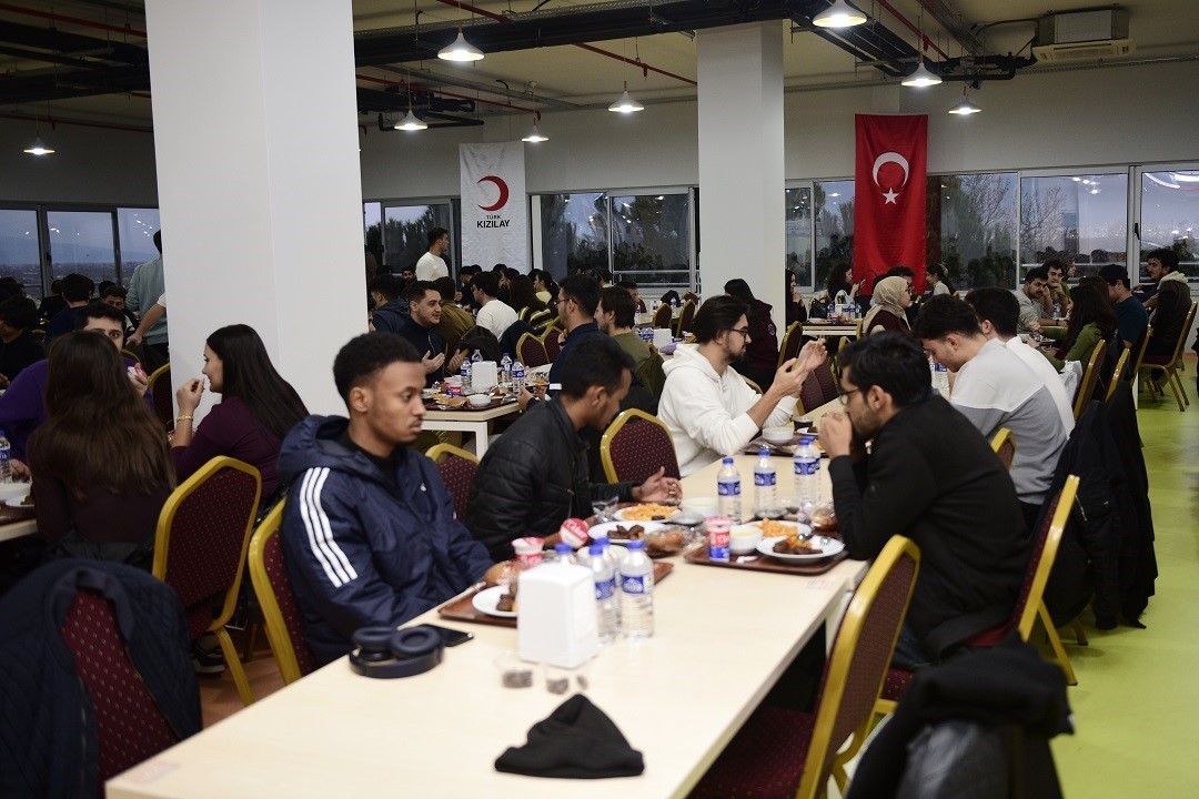 MCB&Uuml;&rsquo;l&uuml; &ouml;ğrenciler ramazanın ilk iftarında aynı sofrada buluştu
