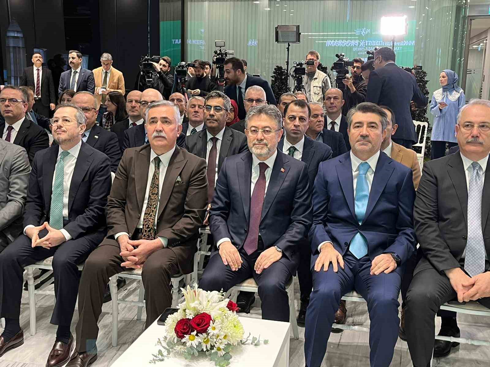 Bakan Yumaklı: "Tarımı sadece bir sekt&ouml;r olarak ele almak, d&uuml;ş&uuml;nmek b&uuml;y&uuml;k bir yanılgı olur"
