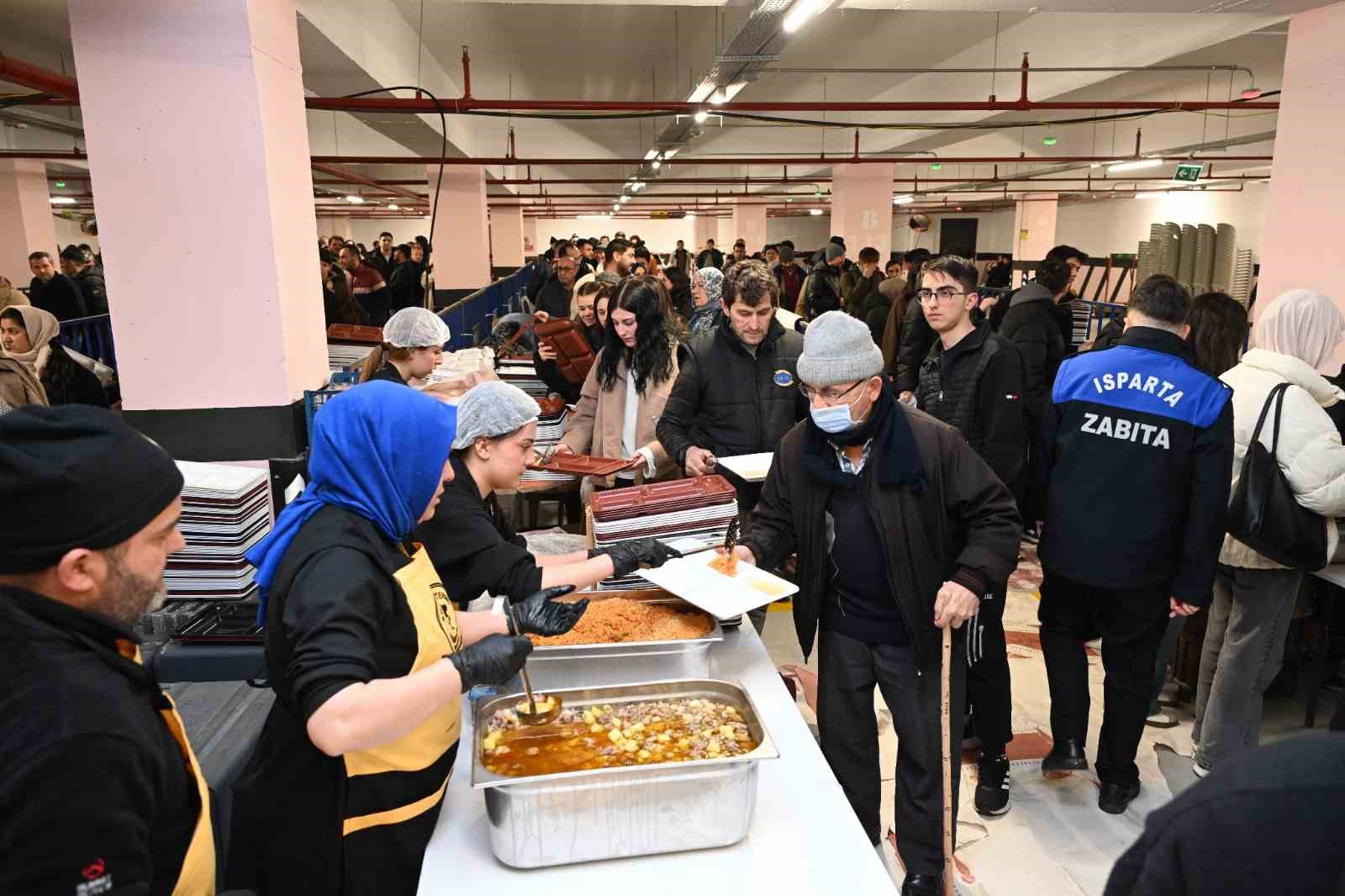Isparta Belediyesi&rsquo;nin iftar sofraları birlik ve beraberlik ruhunu pekiştiriyor
