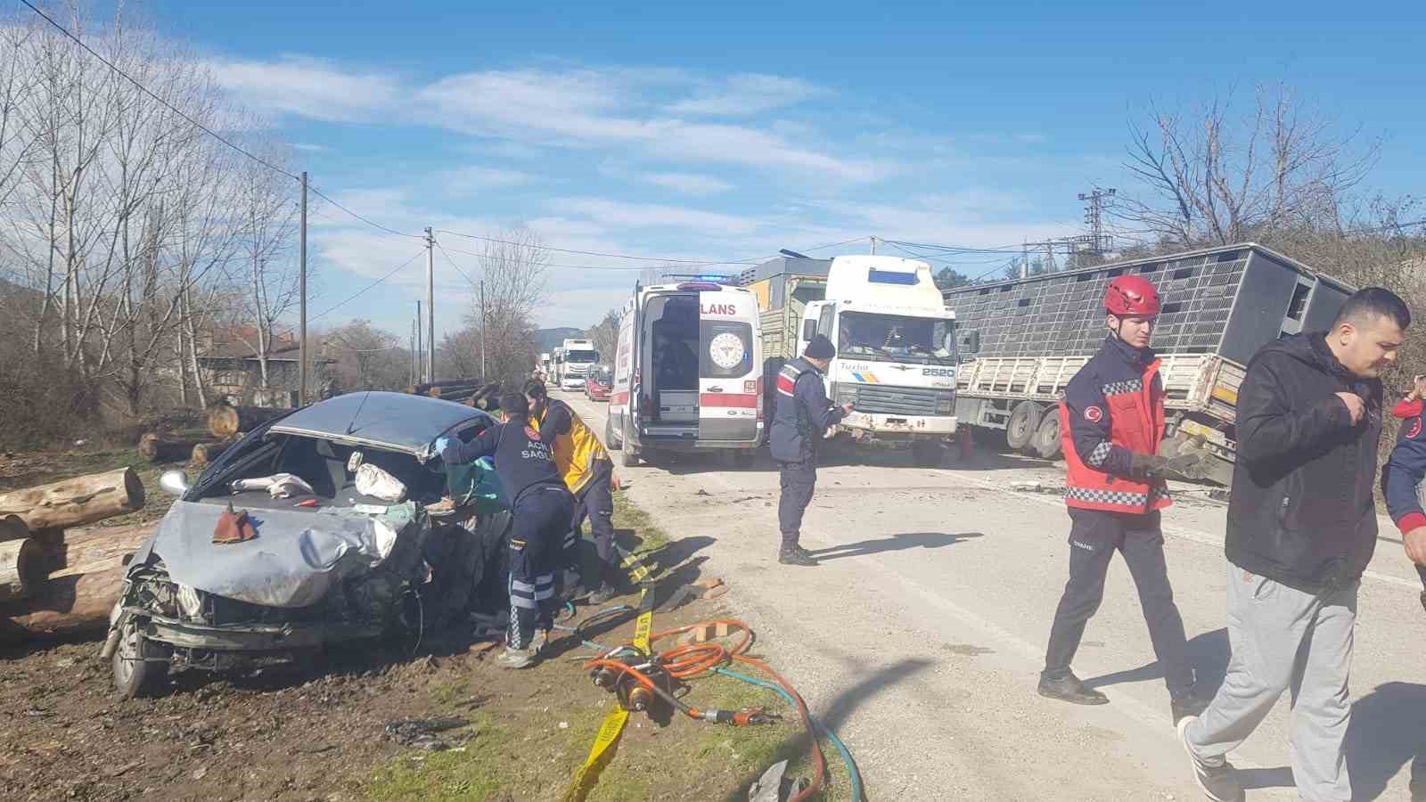 Tır ile kafa kafaya &ccedil;arpışan otomobilin s&uuml;r&uuml;c&uuml;s&uuml; hayatını kaybetti
