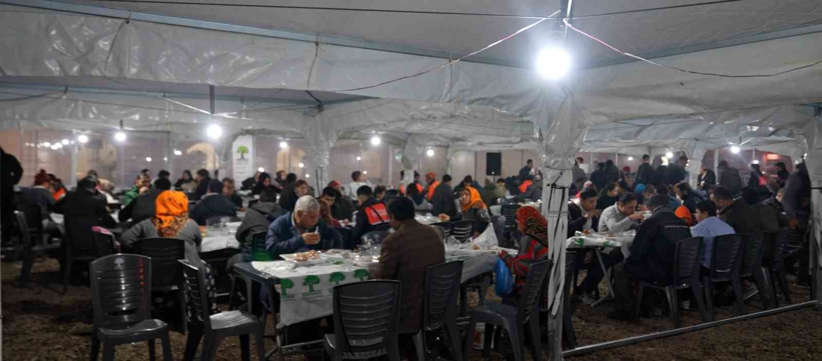 Şehitkamil’de binlerce kişi ilk iftarını aynı sofrada açtı