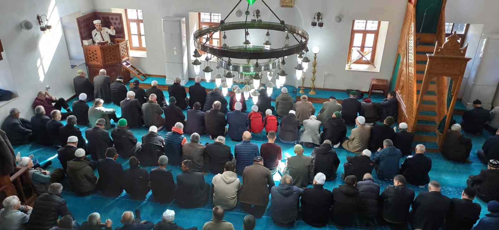 Devrek Ramazan ayının ilk Cuma namazı kılındı
