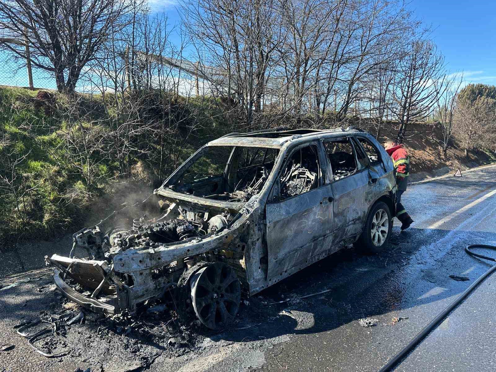 Uşak&rsquo;ta yangın &ccedil;ıkan cip k&uuml;le d&ouml;nd&uuml;
