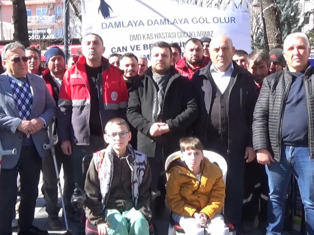 Uşak Belediyesi personeli, hasta iki kardeş i&ccedil;in harekete ge&ccedil;ti
