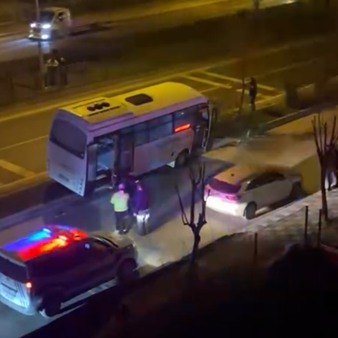 Bolu’da kontrolden çıkan halk otobüsü refüje çıktı, ağaca çarparak durabildi