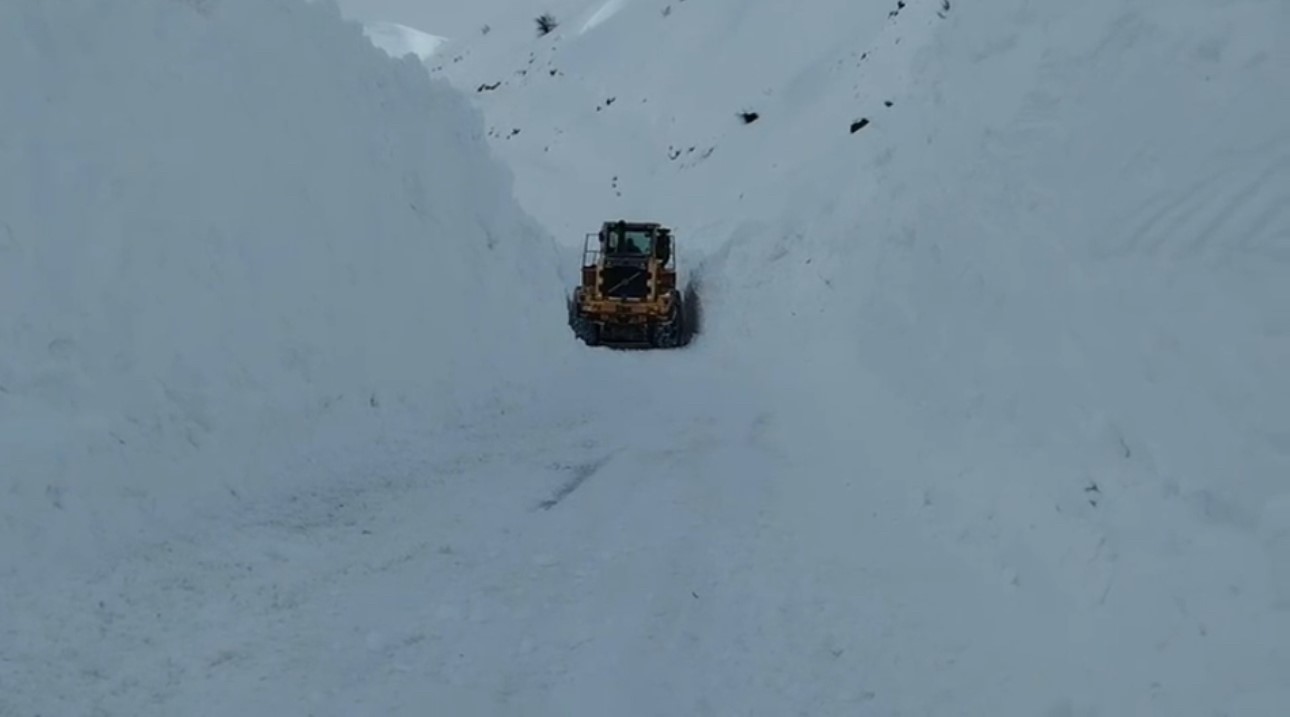 Hakkari&rsquo;de t&uuml;m k&ouml;y yolları ulaşıma a&ccedil;ıldı
