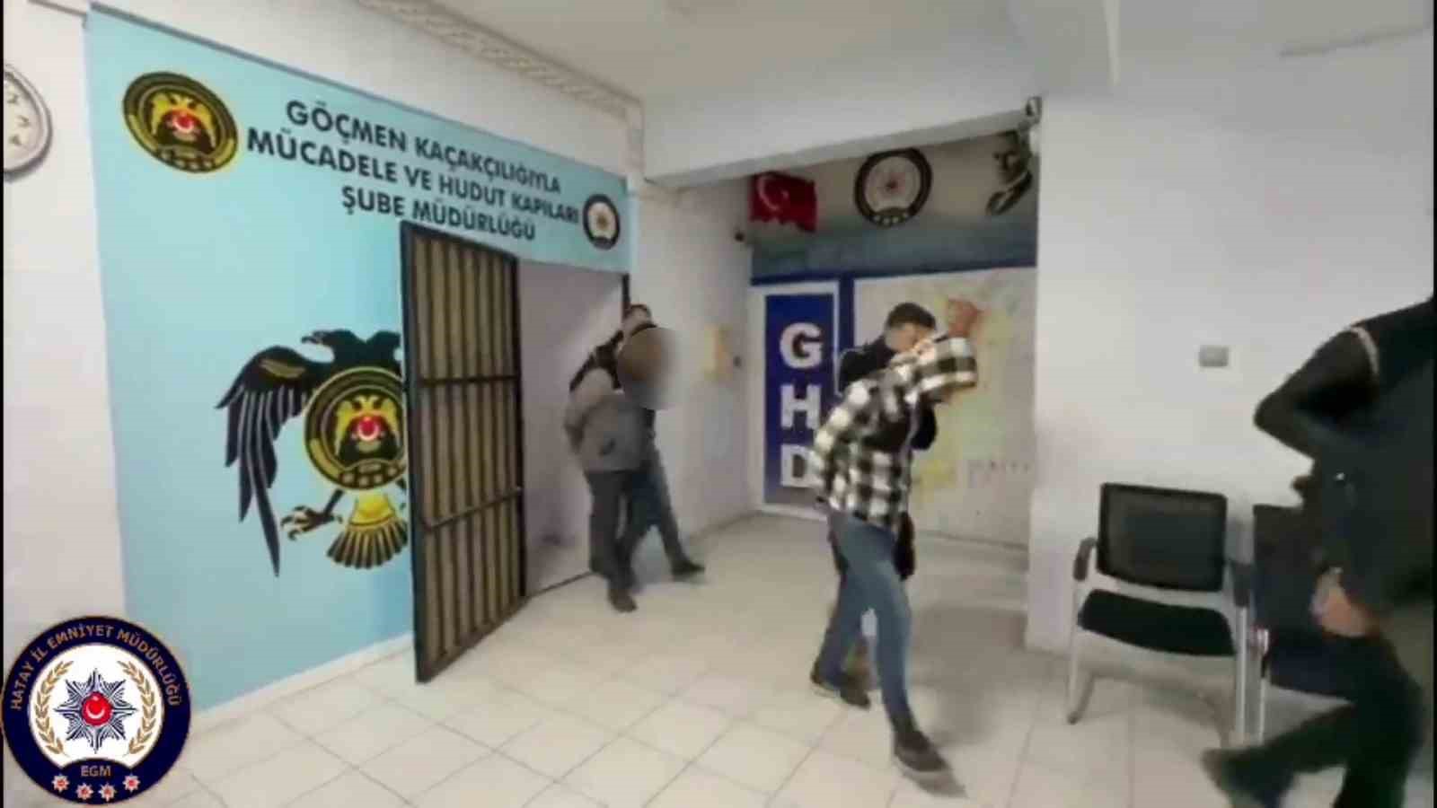 Tır dorsesinde branda altında saklanan 12 ka&ccedil;ak g&ouml;&ccedil;men yakalandı
