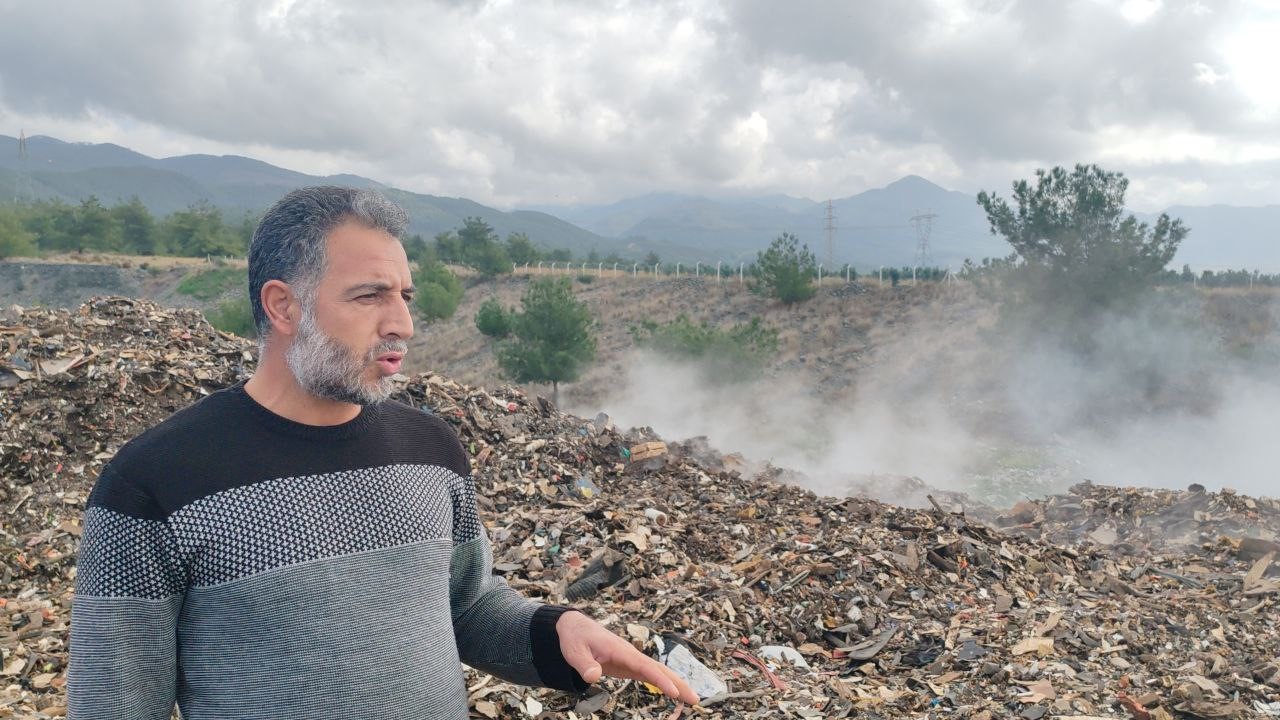 Osmaniye&rsquo;den Hatay&rsquo;a taşınan ve i&ccedil;ten i&ccedil;e yanan &ccedil;&ouml;plere vatandaşlar &ccedil;&ouml;z&uuml;m bekliyor

