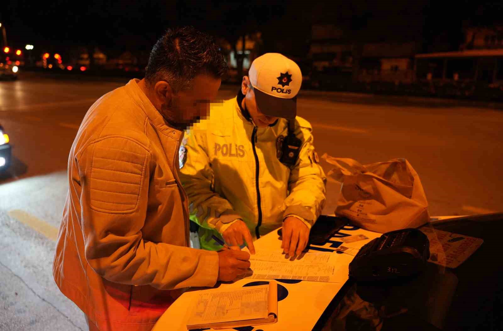 Polisten ’babalık’ yapmasını isteyen alkollü sürücü gazetecinin şarjının bitmesini diledi