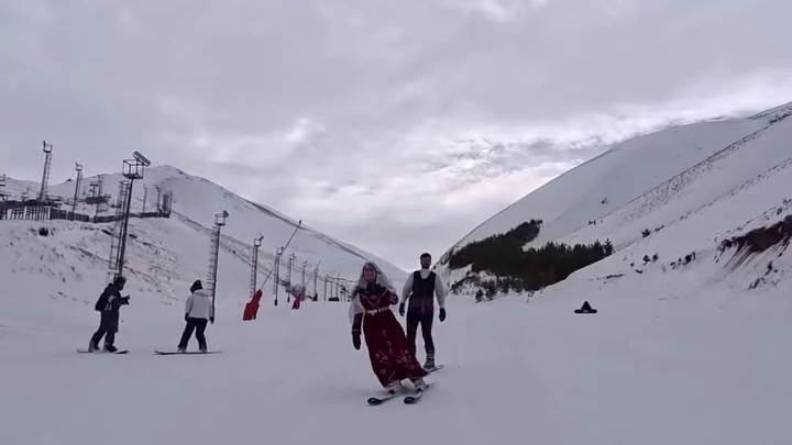 Paland&ouml;ken&rsquo;de renkli g&ouml;r&uuml;nt&uuml;ler: Pistler geceleri rengarenk oldu, Dadaş kıyafetiyle zirveden kaydılar
