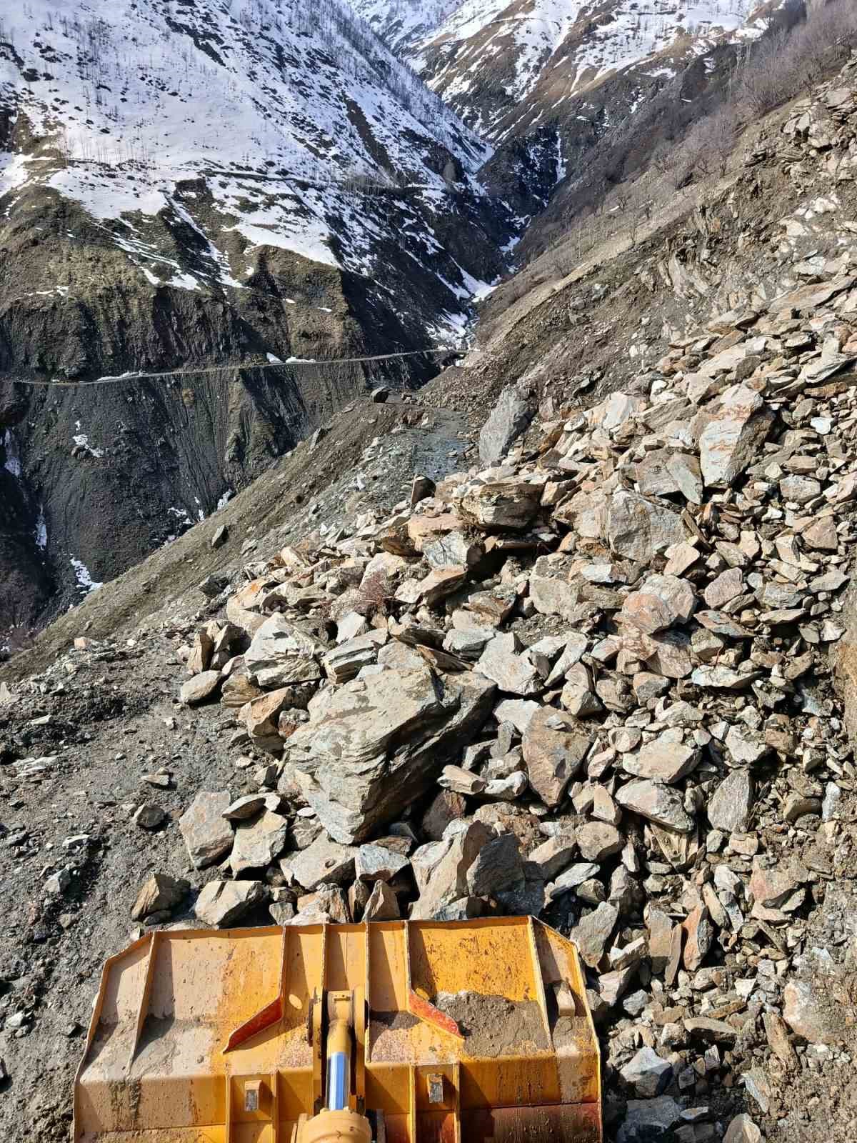 Bing&ouml;l&rsquo;de kar ve heyelandan dolayı kapanan k&ouml;y yolları a&ccedil;ılıyor
