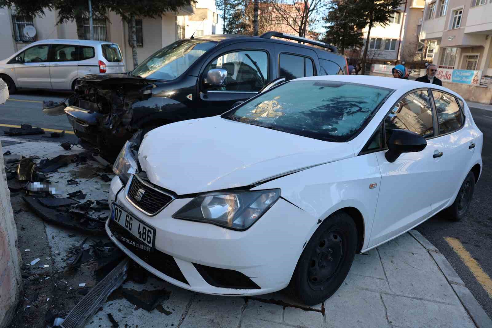 Buzlu camla trafiğe &ccedil;ıktı, kazaya neden oldu: 2 yaralı
