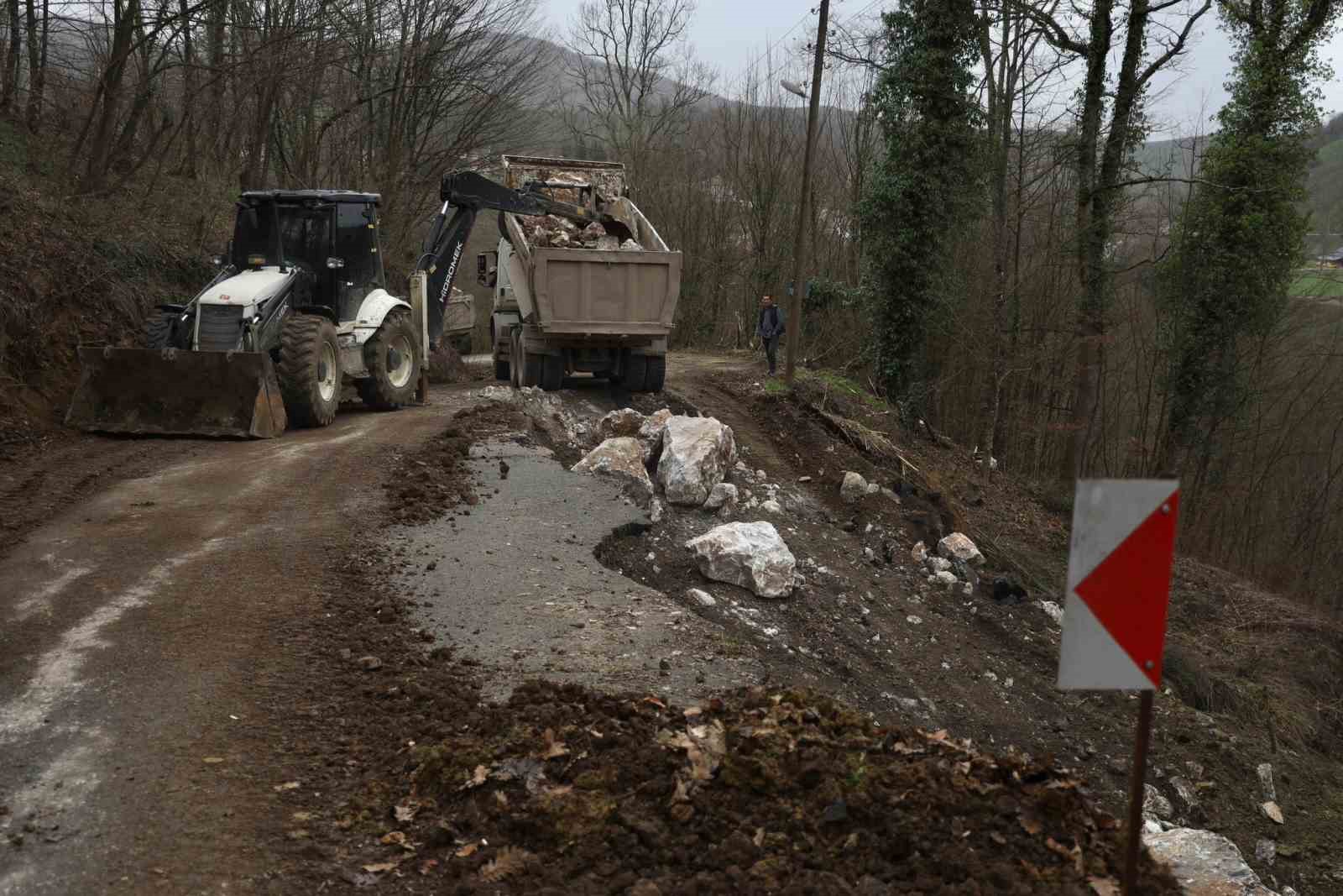 Heyelan b&ouml;lgesinde &ccedil;alışmalar s&uuml;r&uuml;yor
