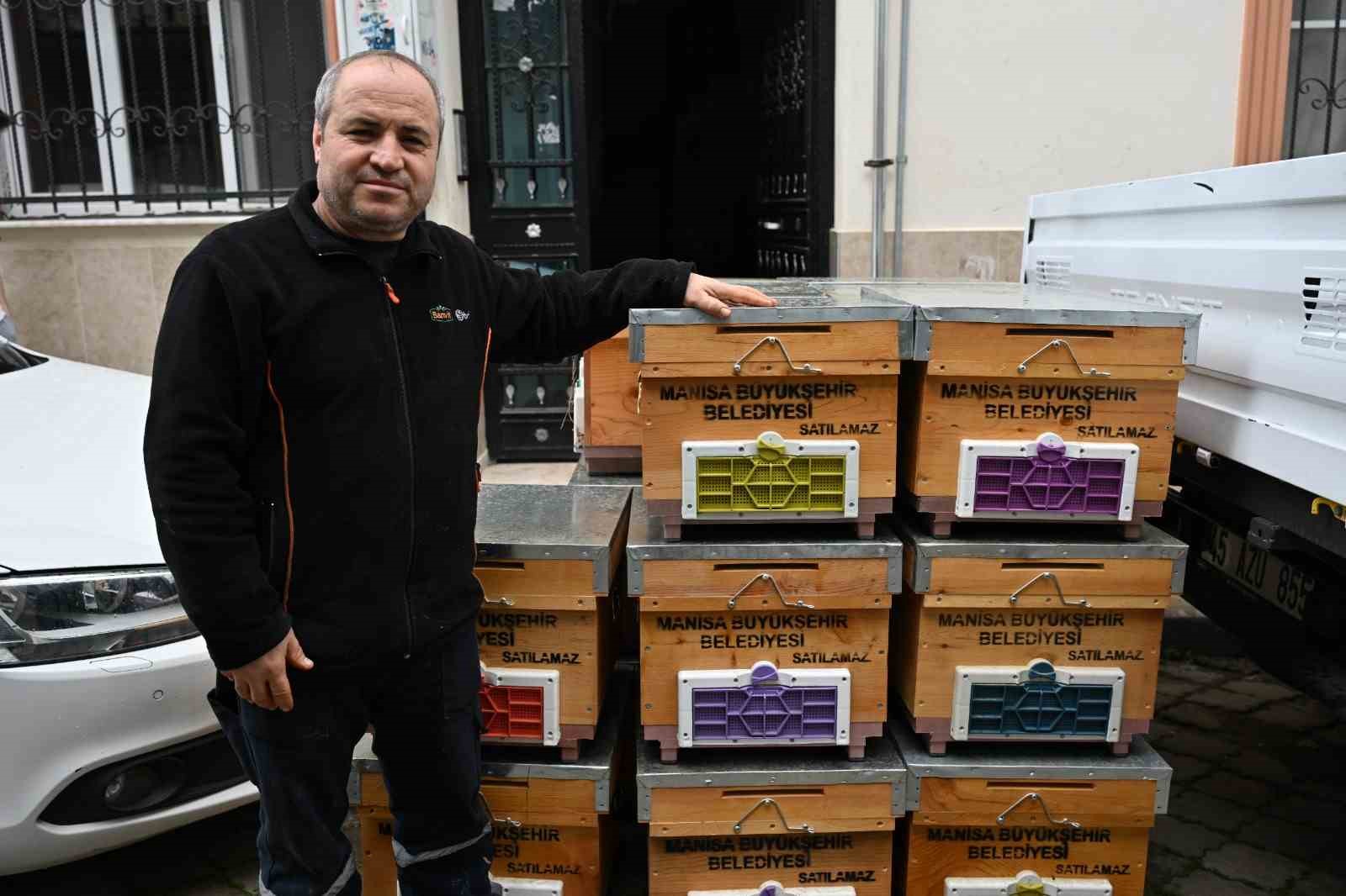 Manisa Büyükşehir’den sel mağduru arıcıya kovan desteği