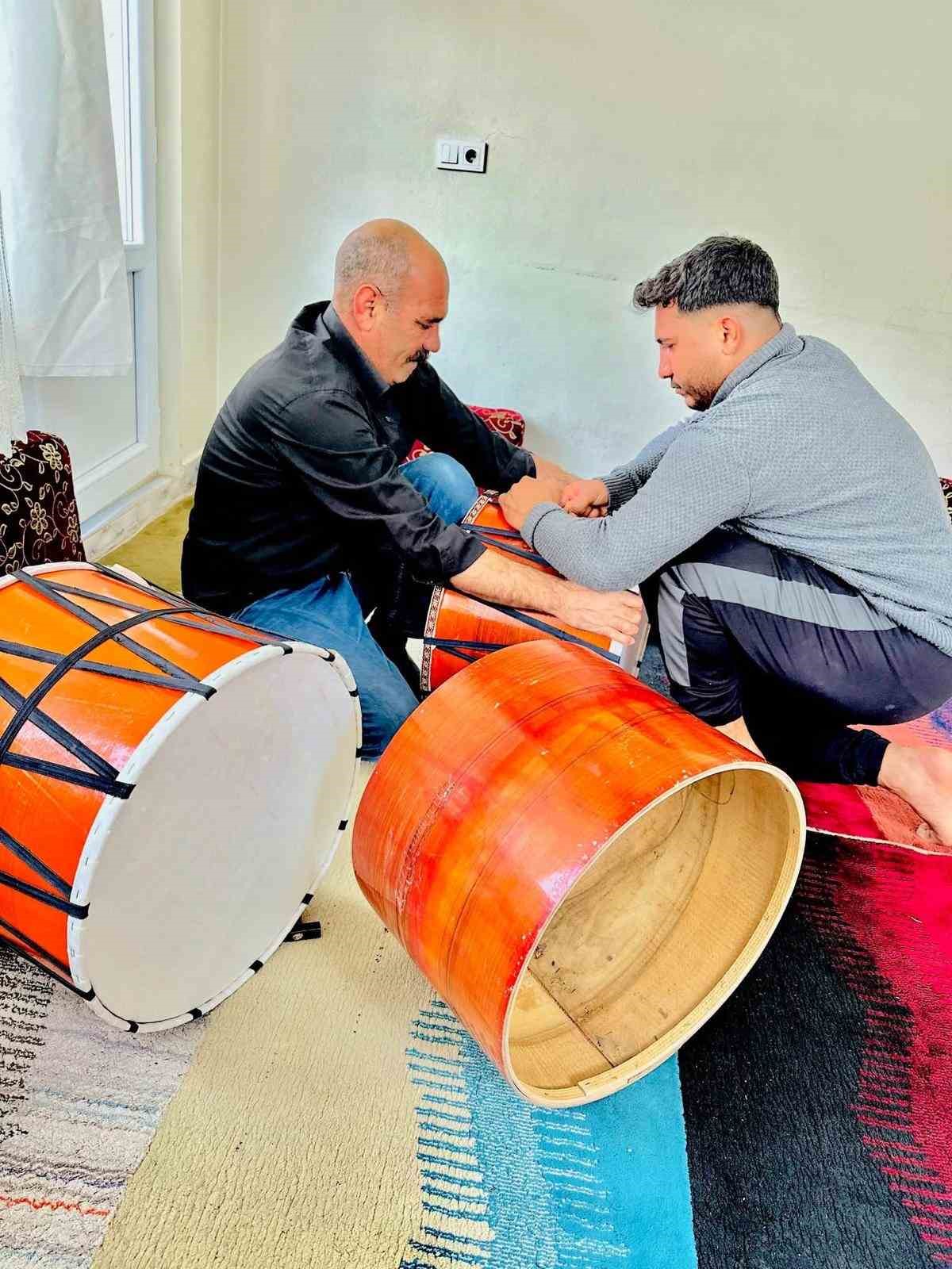 &Ccedil;ermik&rsquo;te 40 yıldır baba mesleği davul imalatı yapıyor
