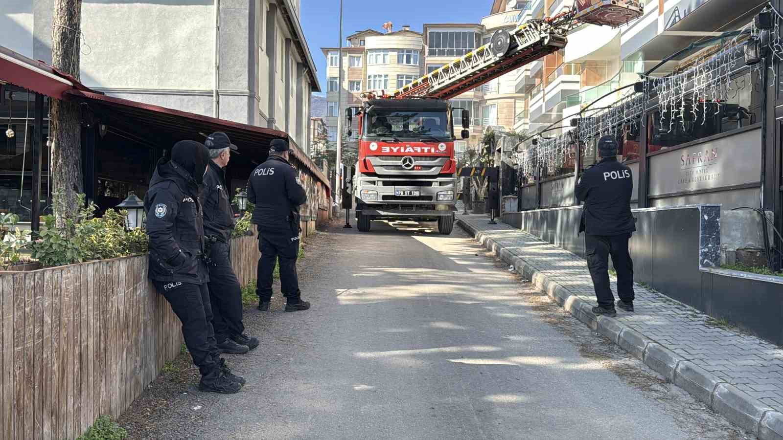 Otel yangınında mahsur kalan 8 kişi kurtarıldı
