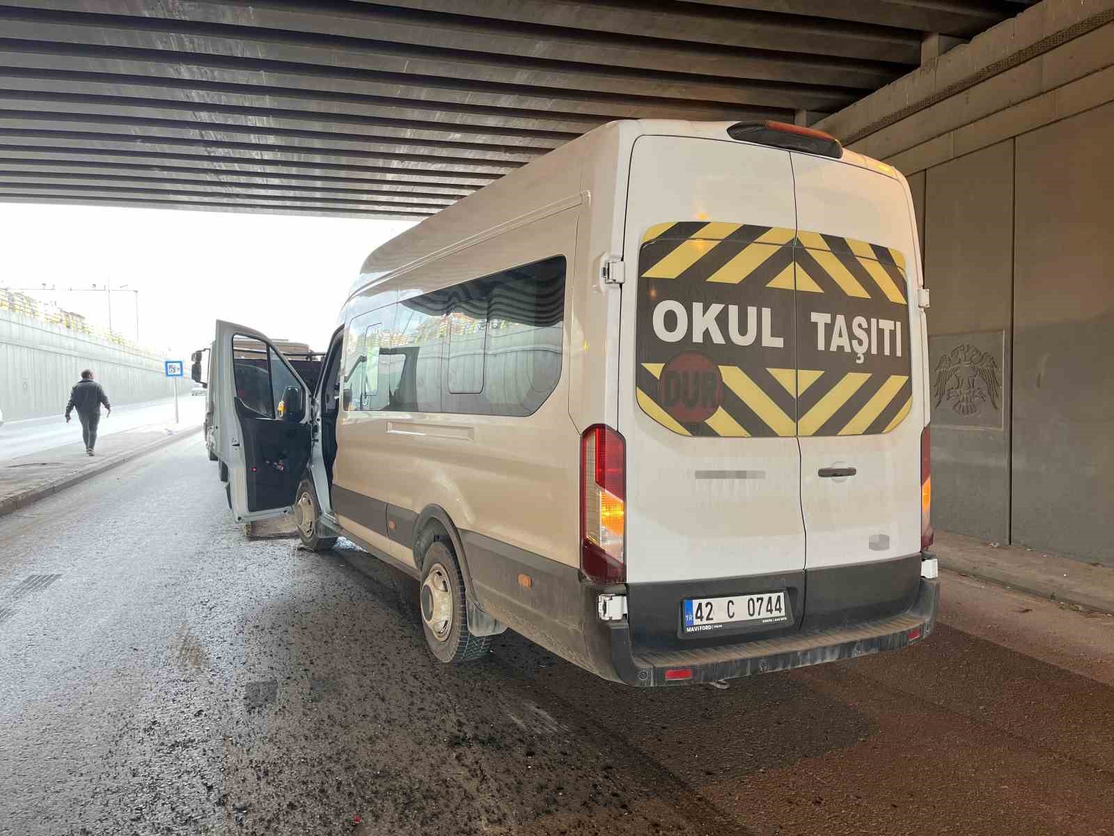 Otomobil ile servis aracı &ccedil;arpıştı: 5 yaralı
