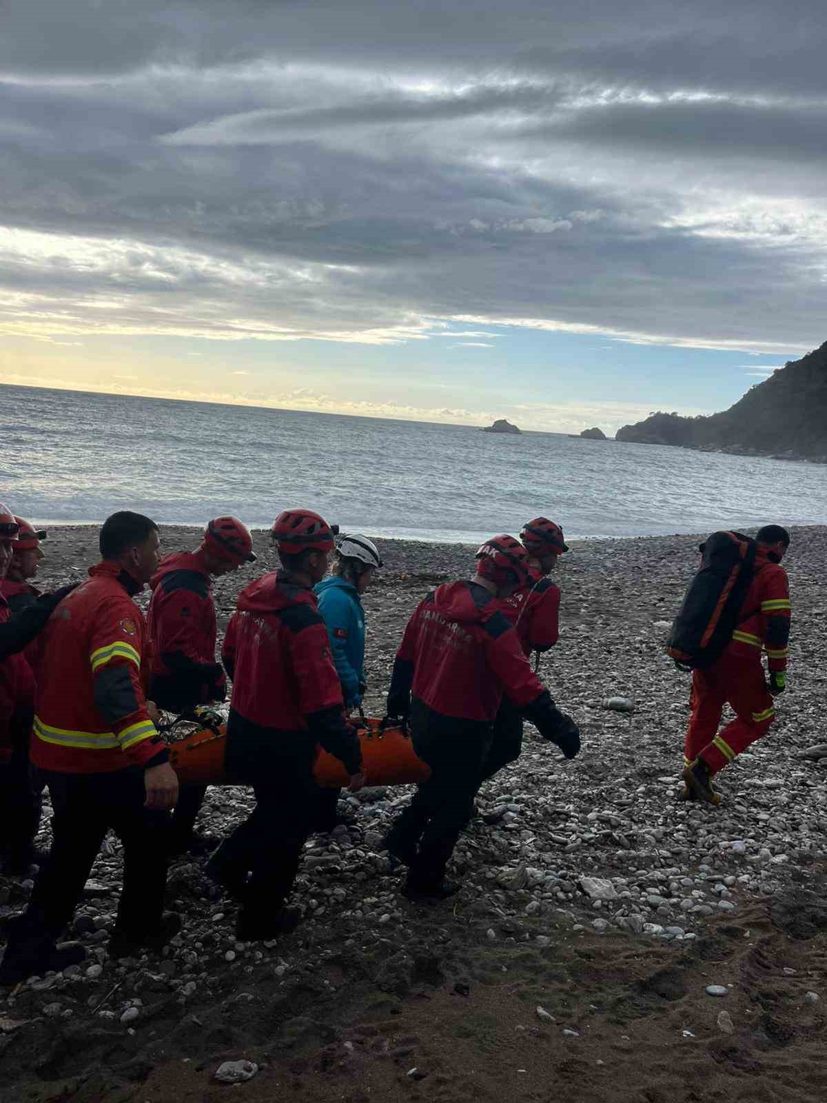 Kabak Koyu&rsquo;nda kayalıklardan d&uuml;şen gen&ccedil; kurtarıldı
