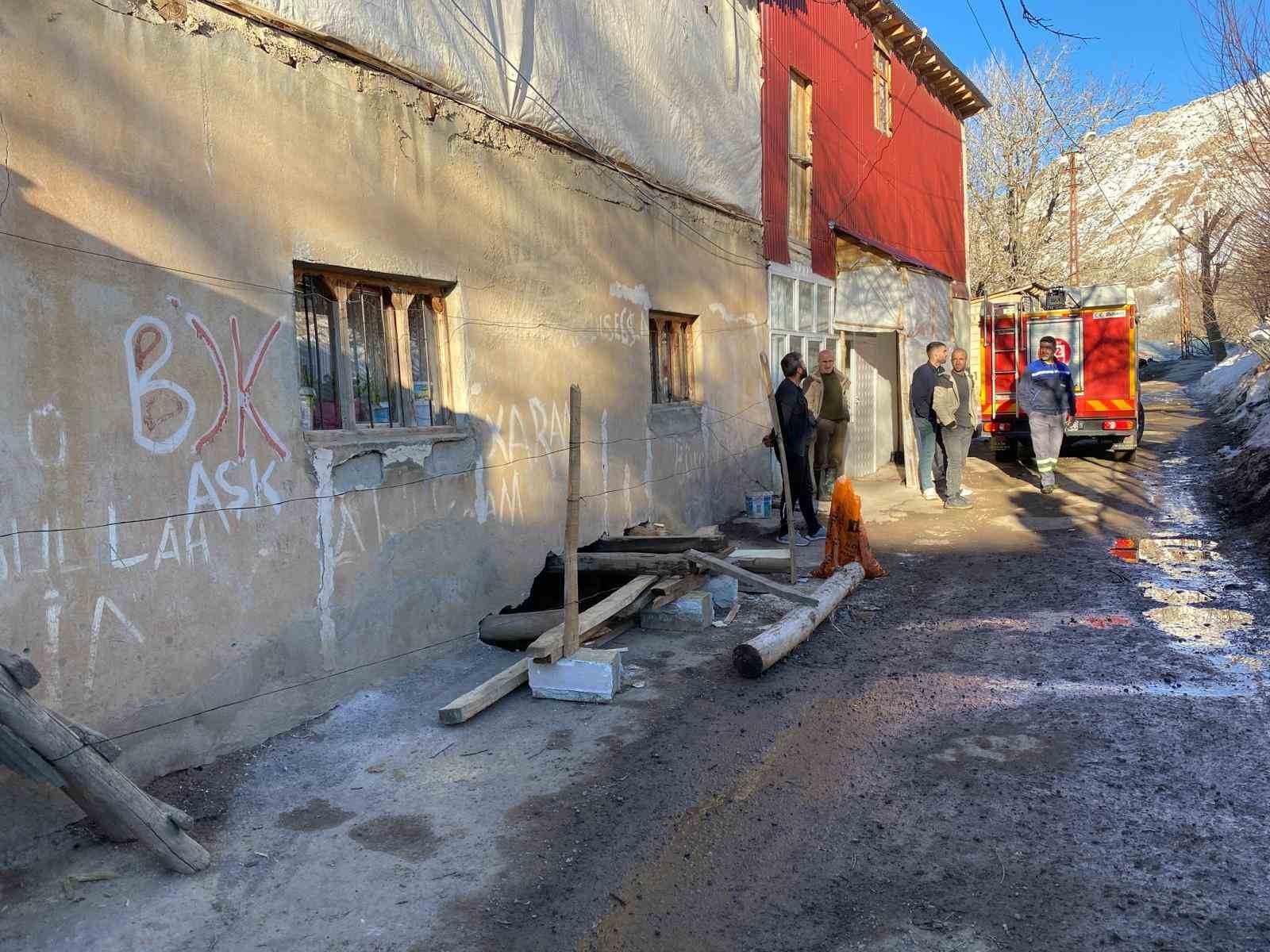 &Ccedil;atak&rsquo;ta 2 katlı evin toprak damı &ccedil;&ouml;kt&uuml;
