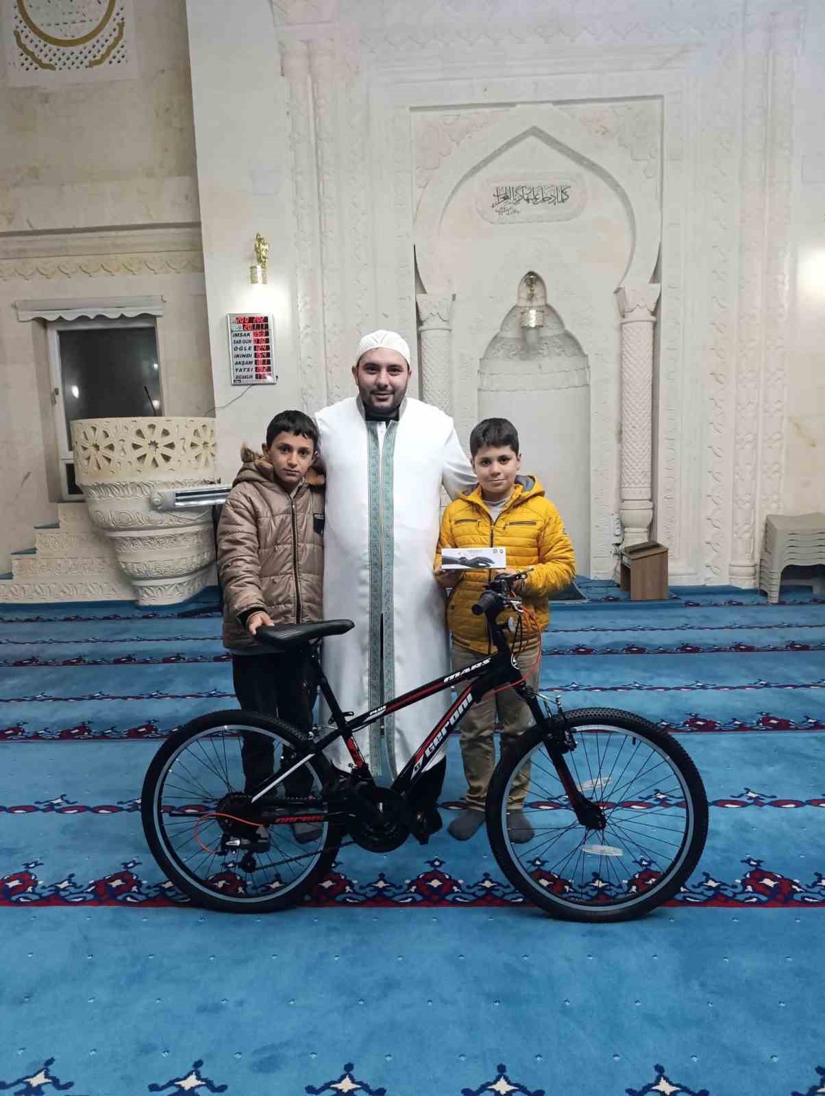 Çermik’te başarılı öğrencilere bisiklet ve akıllı saat hediye edildi