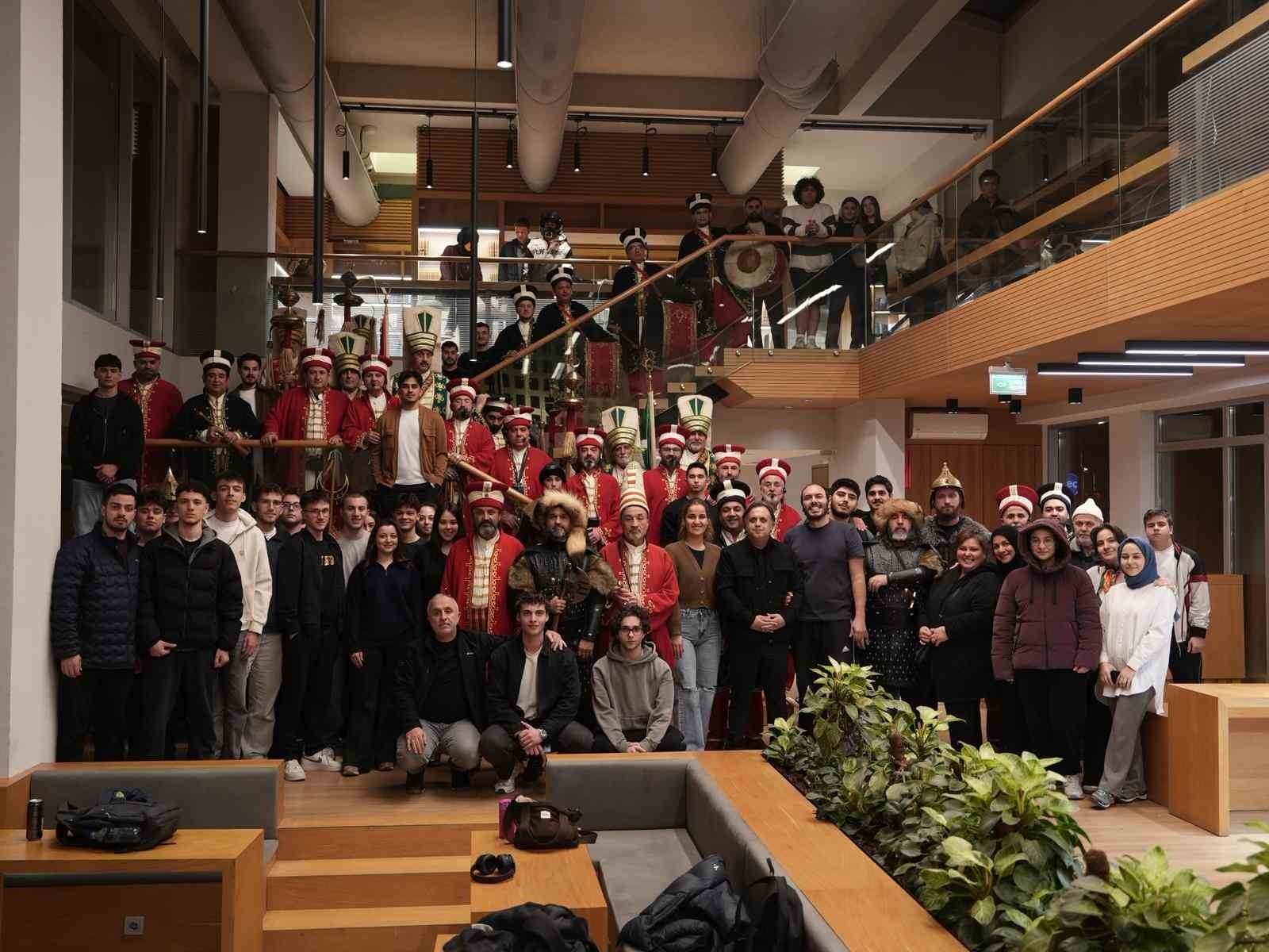 &Ouml;ğrenciler marşla girdi, mehterle karşılandı
