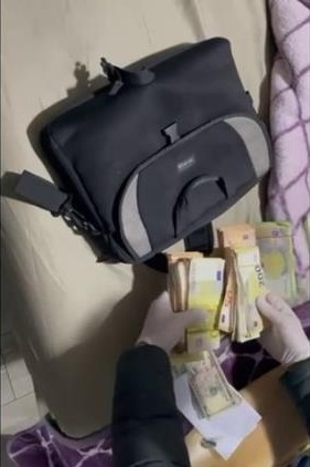 Hatay merkezli 8 ilde &lsquo;G&uuml;mr&uuml;k ge&ccedil;işinde r&uuml;şvet&rsquo; operasyonunda milyonlarca TL&rsquo;lik d&ouml;viz ve silah ele ge&ccedil;irildi
