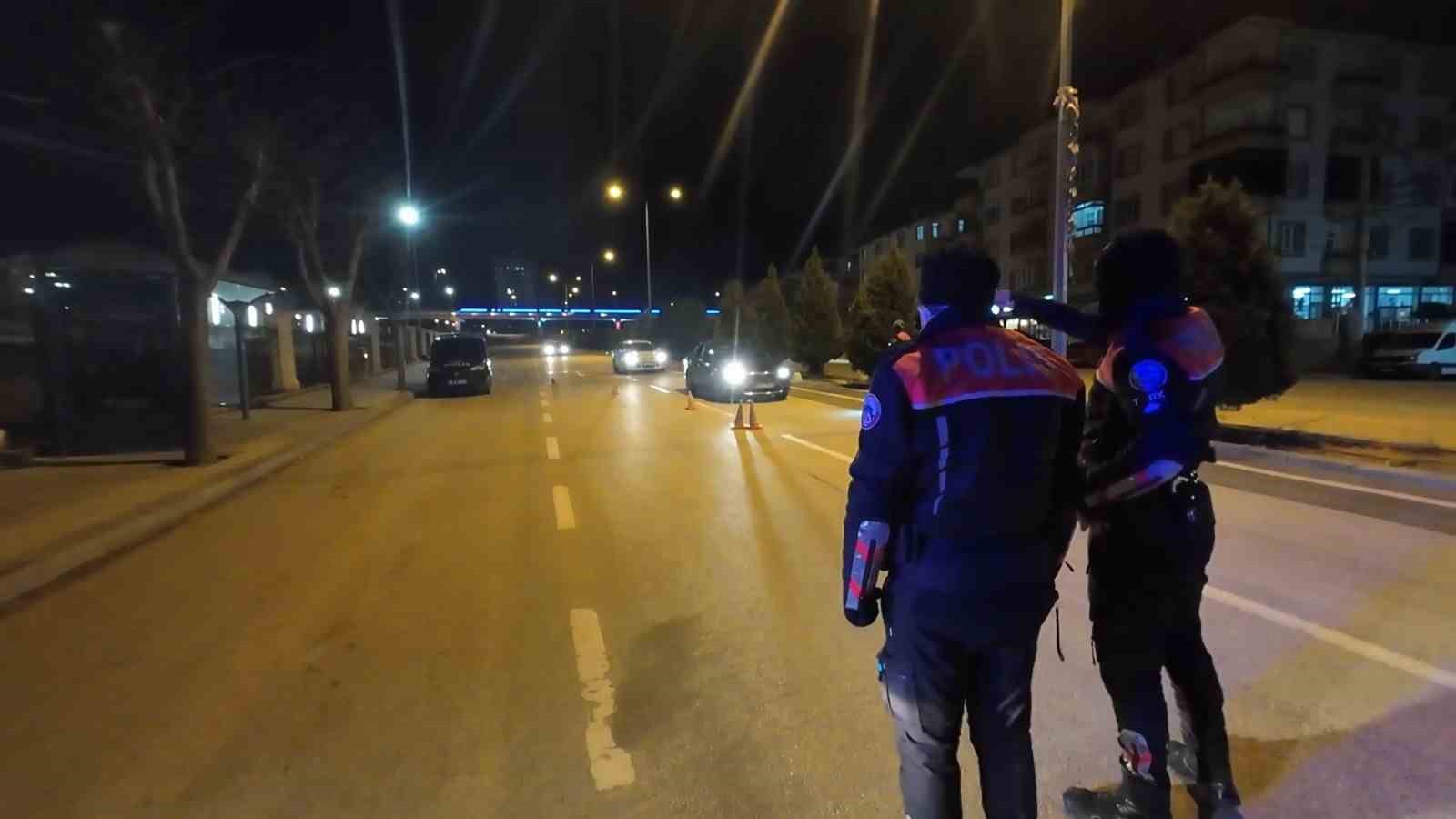 Polisten ka&ccedil;maya &ccedil;alışan alkoll&uuml; s&uuml;r&uuml;c&uuml;ye 17 bin lira ceza kesildi
