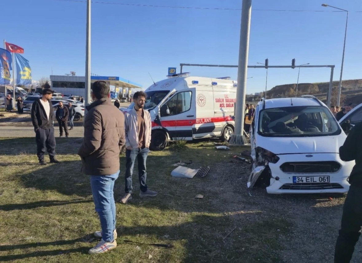 Bing&ouml;l&rsquo;de ambulans ile hafif ticari ara&ccedil; &ccedil;arpıştı: 5 yaralı
