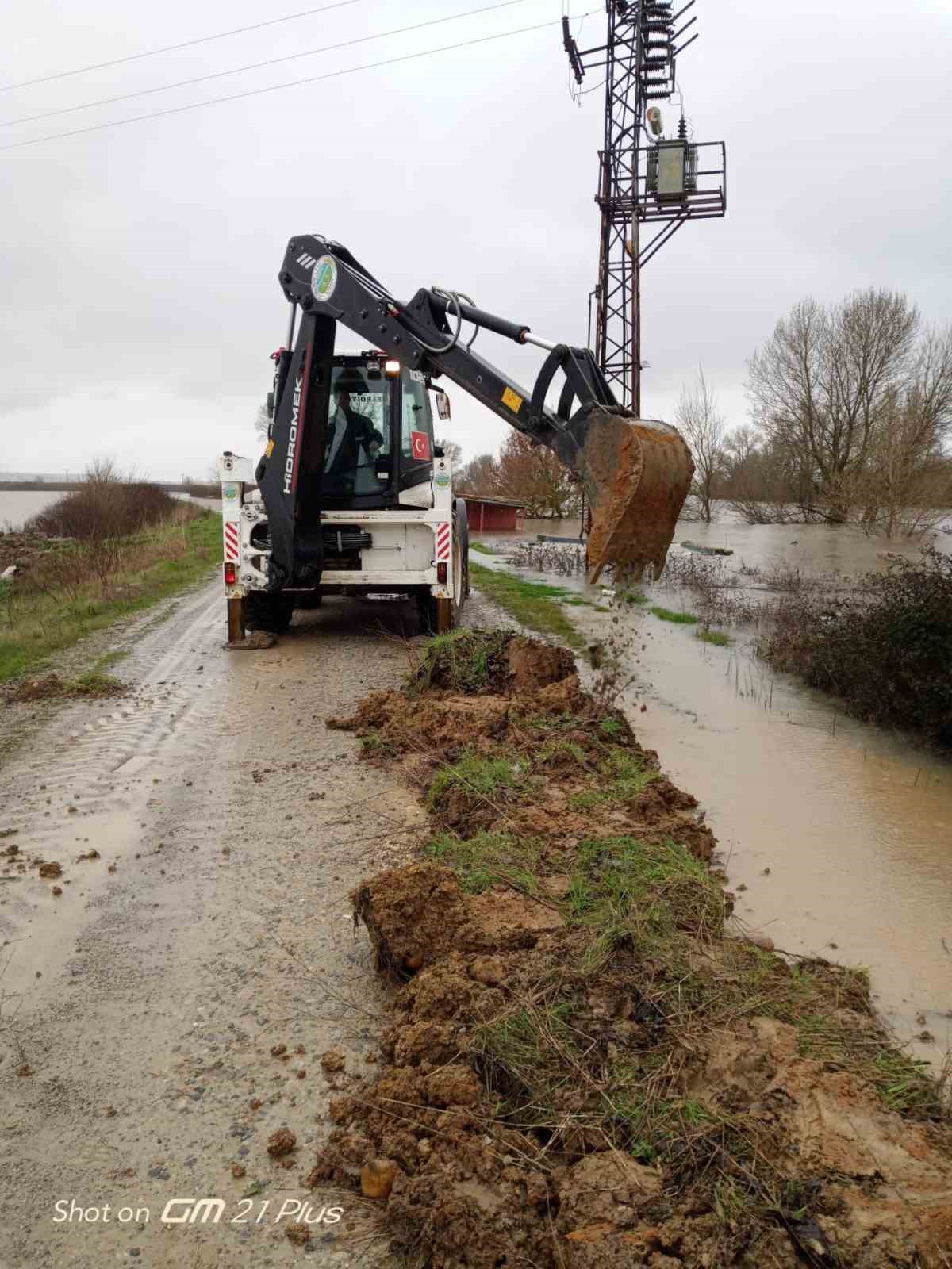 Meri&ccedil; Nehri taştı, Subaşı&rsquo;ndaki tarım arazileri sular altında kaldı
