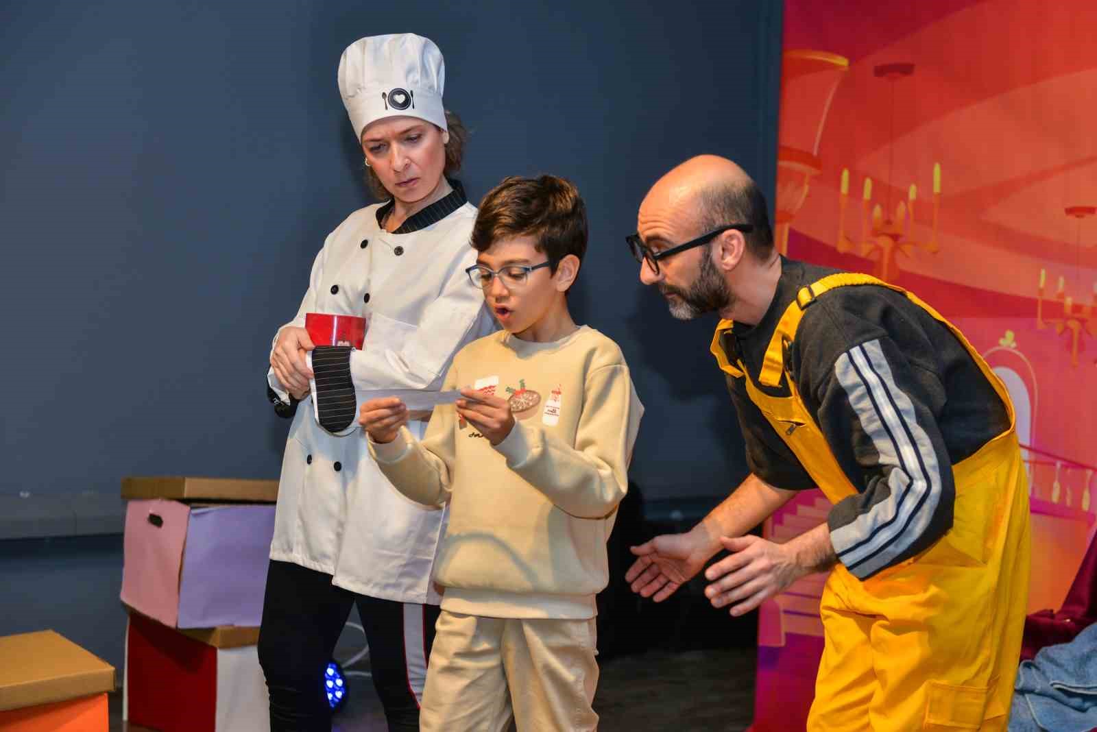 &rsquo;Kralın kayıp şapkası&rsquo;nı &ccedil;ocuklar buldu
