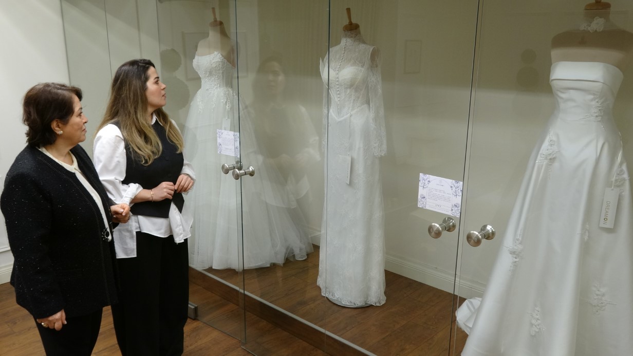 Memurluğu bıraktı, şimdi d&uuml;nya markalarına gelinlik dikiyor