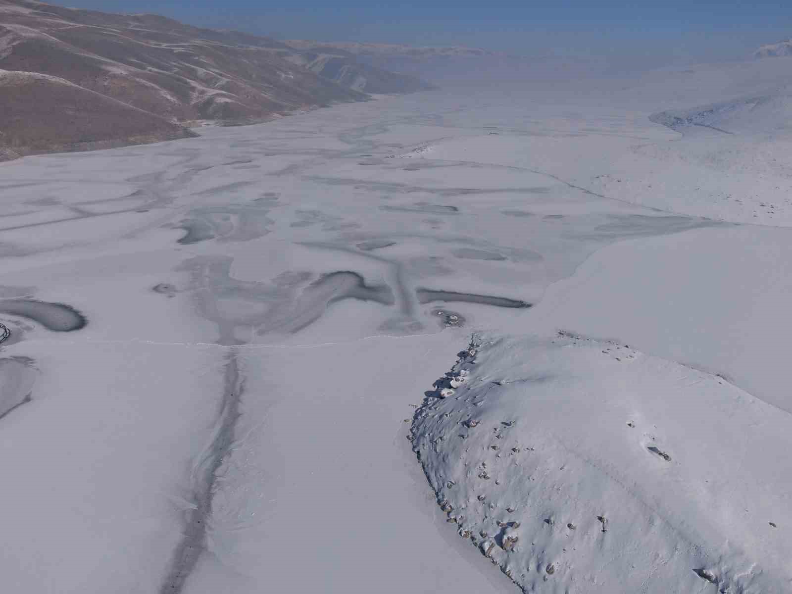 Van&rsquo;da Sibirya soğukları: Dev barajlar buz tuttu
