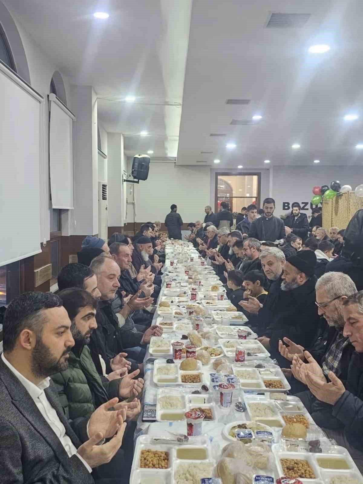 Boz&uuml;y&uuml;k&rsquo;te Gazze yararına iftar d&uuml;zenlendi
