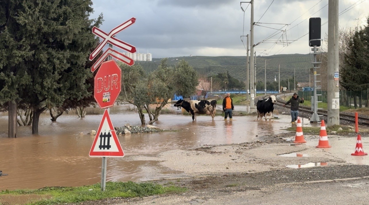 Osmaniye&rsquo;de sağanak hayatı olumsuz etkiledi
