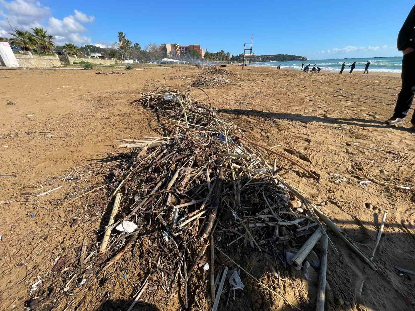 Alanya&rsquo;da fırtına sonrası plajlarda temizlik yapıldı
