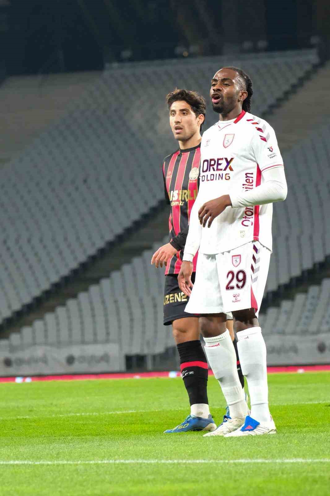 Trendyol S&uuml;per Lig: Fatih Karag&uuml;mr&uuml;k: 0 - Samsunspor: 0 (İlk yarı)
