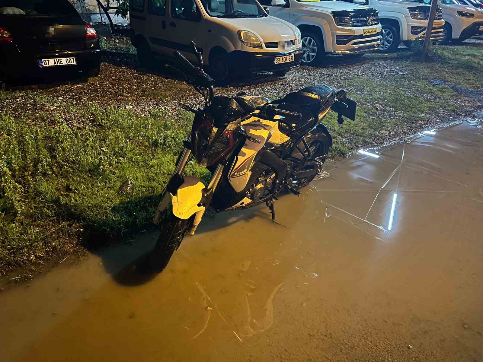 K&ouml;peğe &ccedil;arpmamak i&ccedil;in manevra yapan motosikletin s&uuml;r&uuml;c&uuml;s&uuml; savrularak yaralandı
