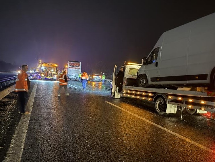 Sakarya’da 16 aracın karıştığı zincirleme kazada 4’ü ağır 13 yaralı: Olay yeri böyle görüntülendi