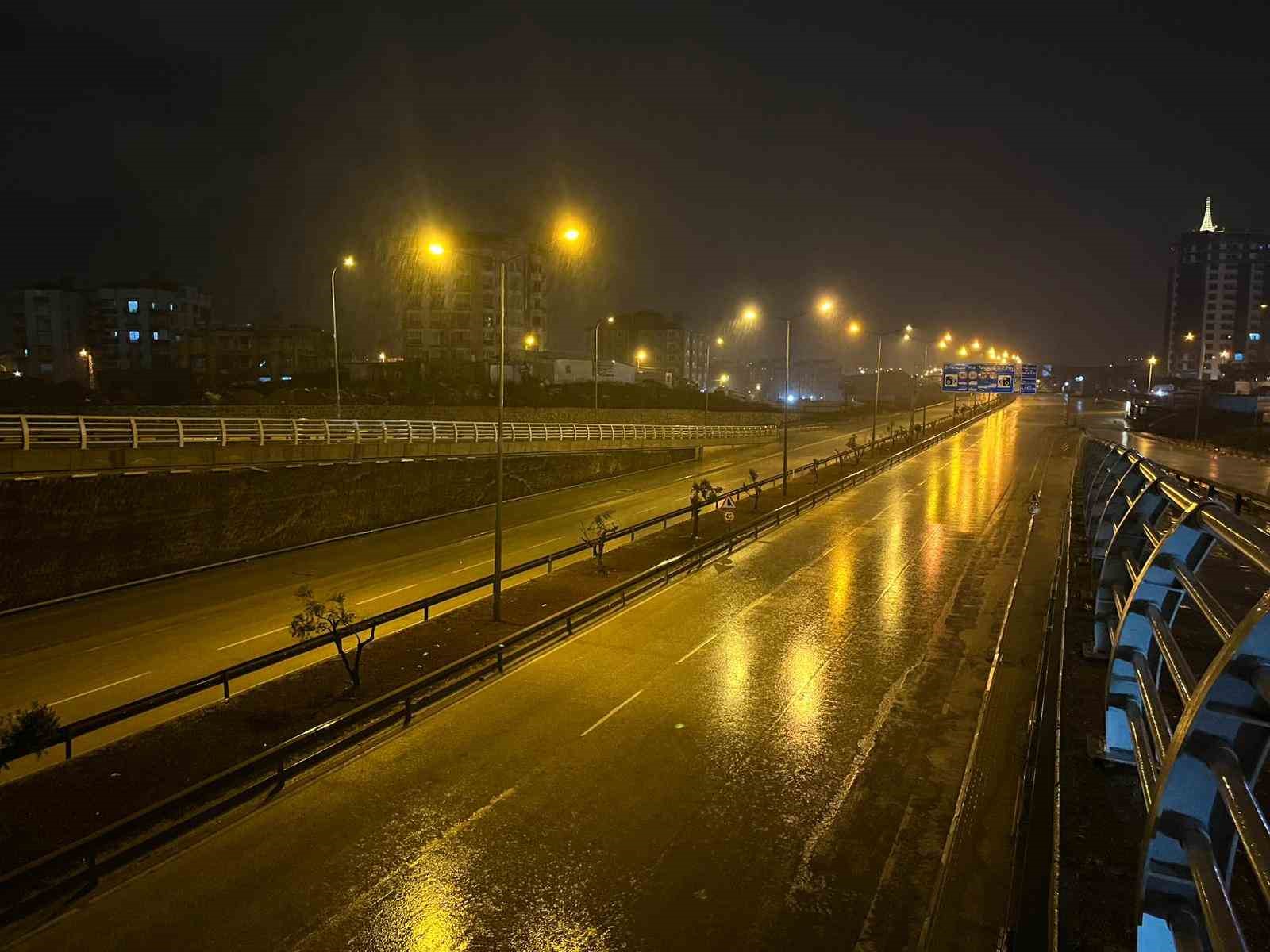 Hatay&rsquo;da kuvvetli yağış etkisini hissettiriyor
