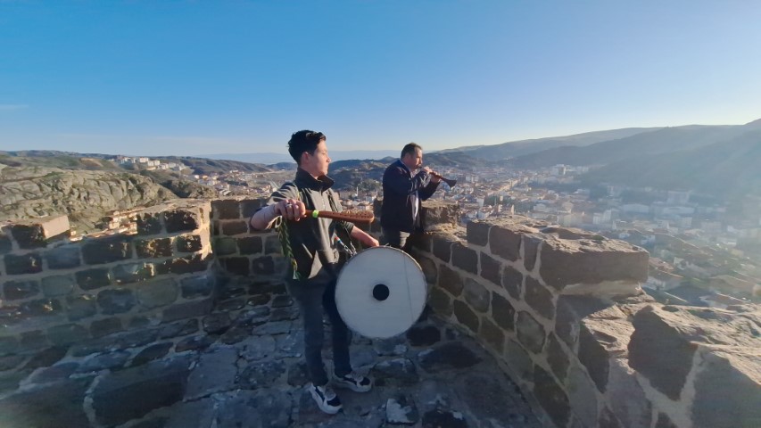 İftar sofralarının vazge&ccedil;ilmez lezzeti: 8 saatte pişiyor, davul sesini duyan fırınlara koşuyor