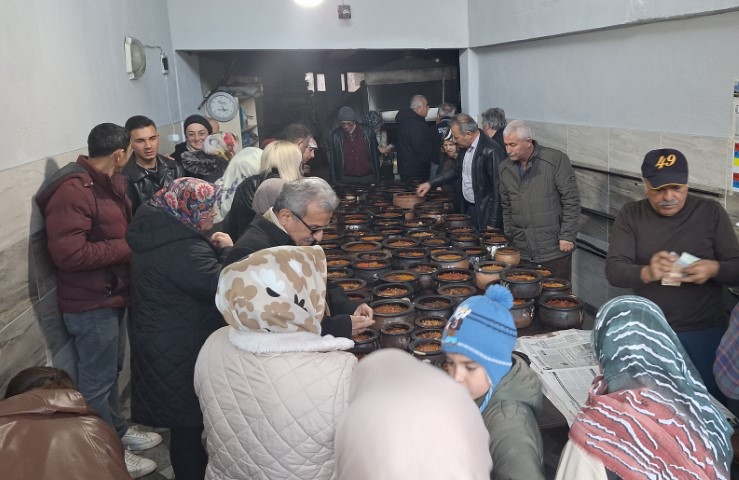 İftar sofralarının vazge&ccedil;ilmez lezzeti: 8 saatte pişiyor, davul sesini duyan fırınlara koşuyor