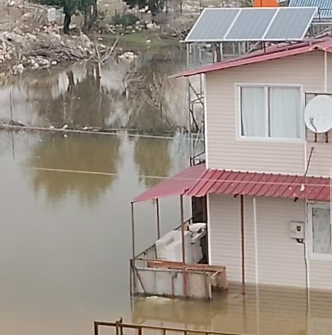 Adana&rsquo;da k&ouml;y&uuml; su bastı: Yollar kapandı, bir kamyon suya g&ouml;m&uuml;ld&uuml;
