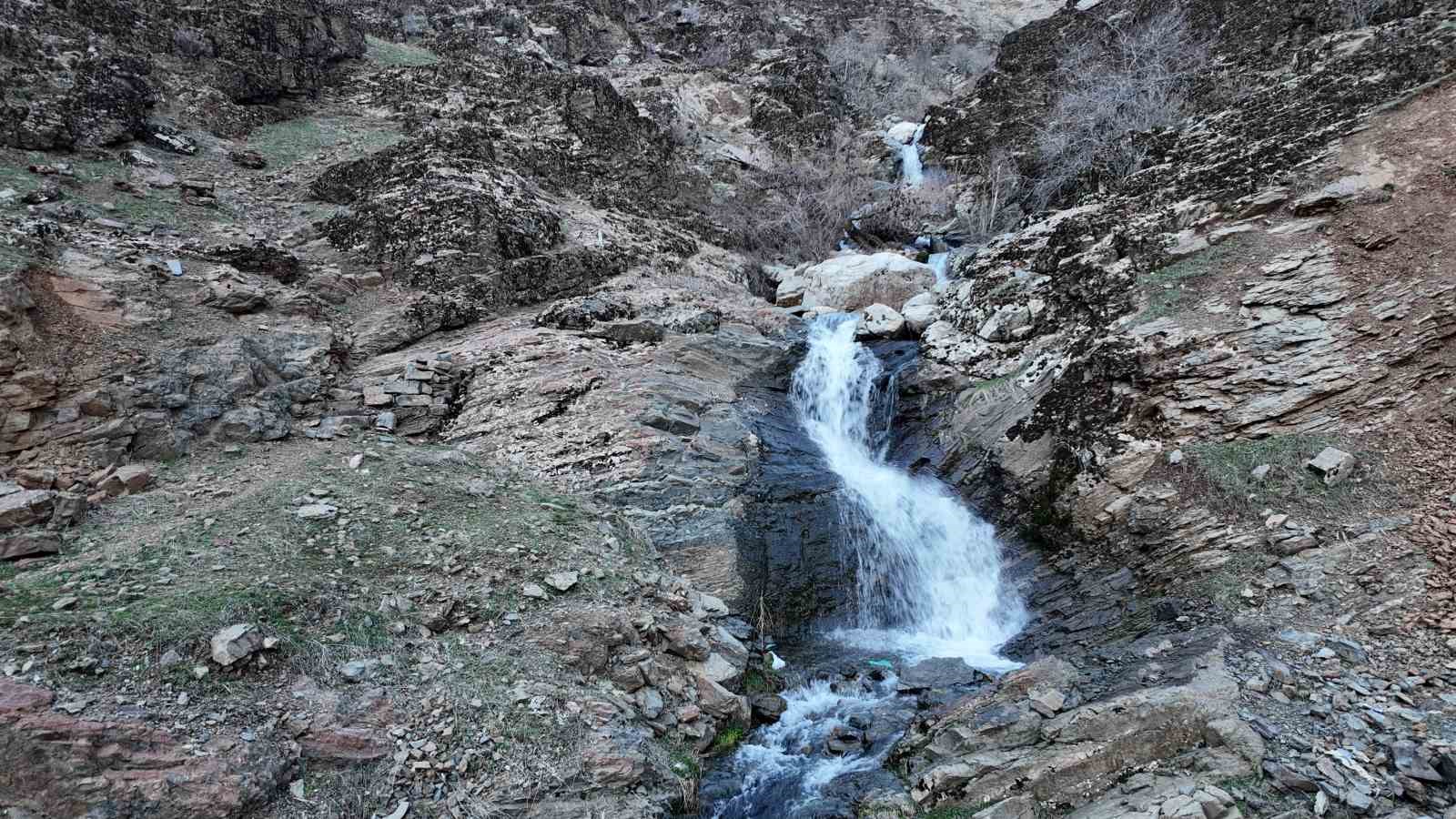Şırnak&rsquo;ta kar eridi, dereler taştı
