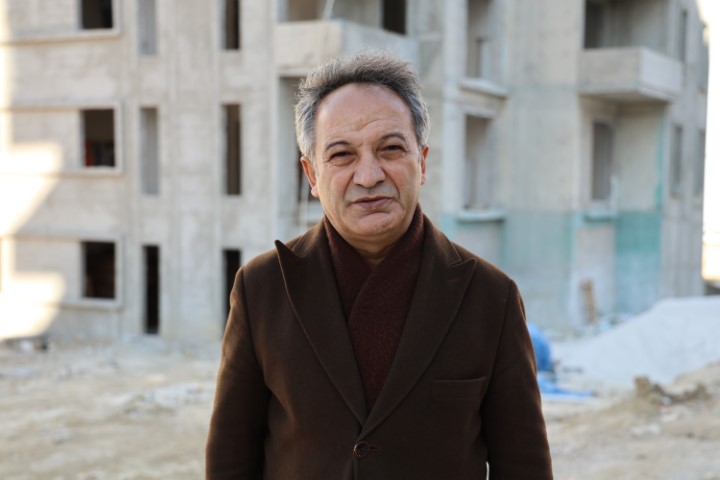 Coniler, Conolara komşu oluyor