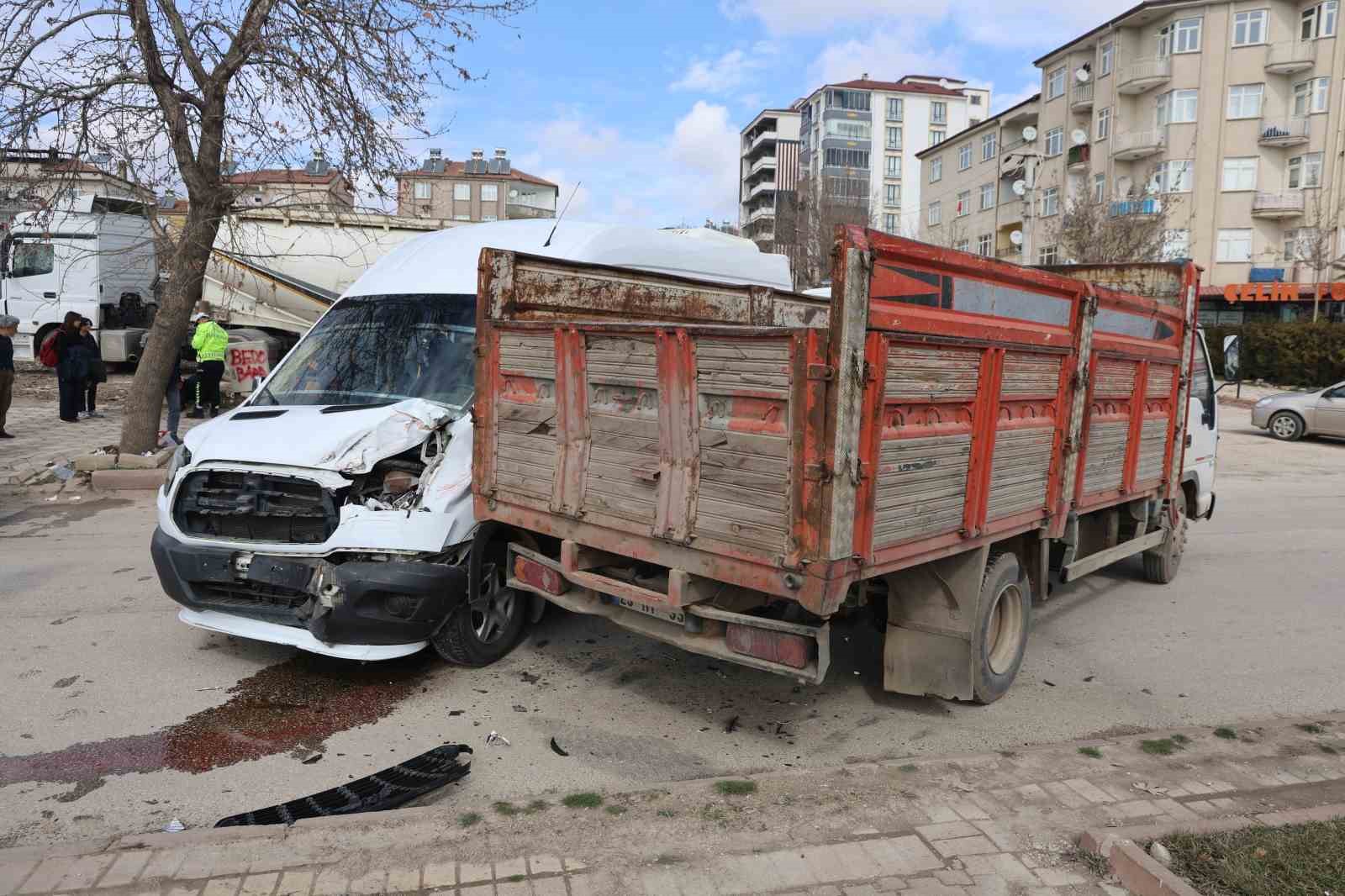 Ters y&ouml;ne giren kamyonet, &ouml;ğrenci servisine &ccedil;arptı: 9 yaralı
