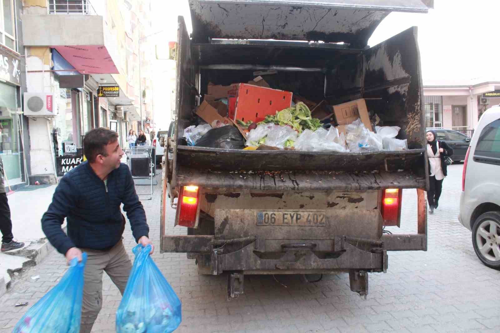 Siirt&rsquo;te m&uuml;ziği duyan &ccedil;&ouml;p&uuml;n&uuml; &ccedil;ıkartıyor
