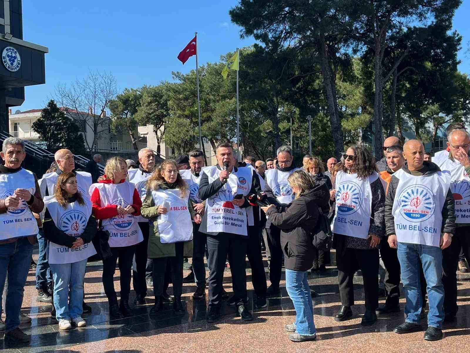 Buca Belediyesinde memurların &rsquo;alacak&rsquo; eylemi s&uuml;r&uuml;yor
