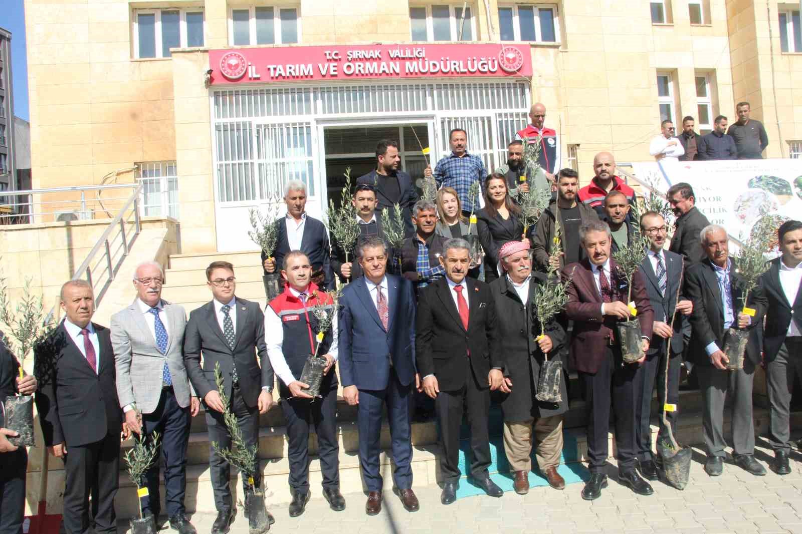 Şırnak&rsquo;ta 25 bin 200 fidan toprakla buluştu: 810 dekar meyve bah&ccedil;esi oluyor
